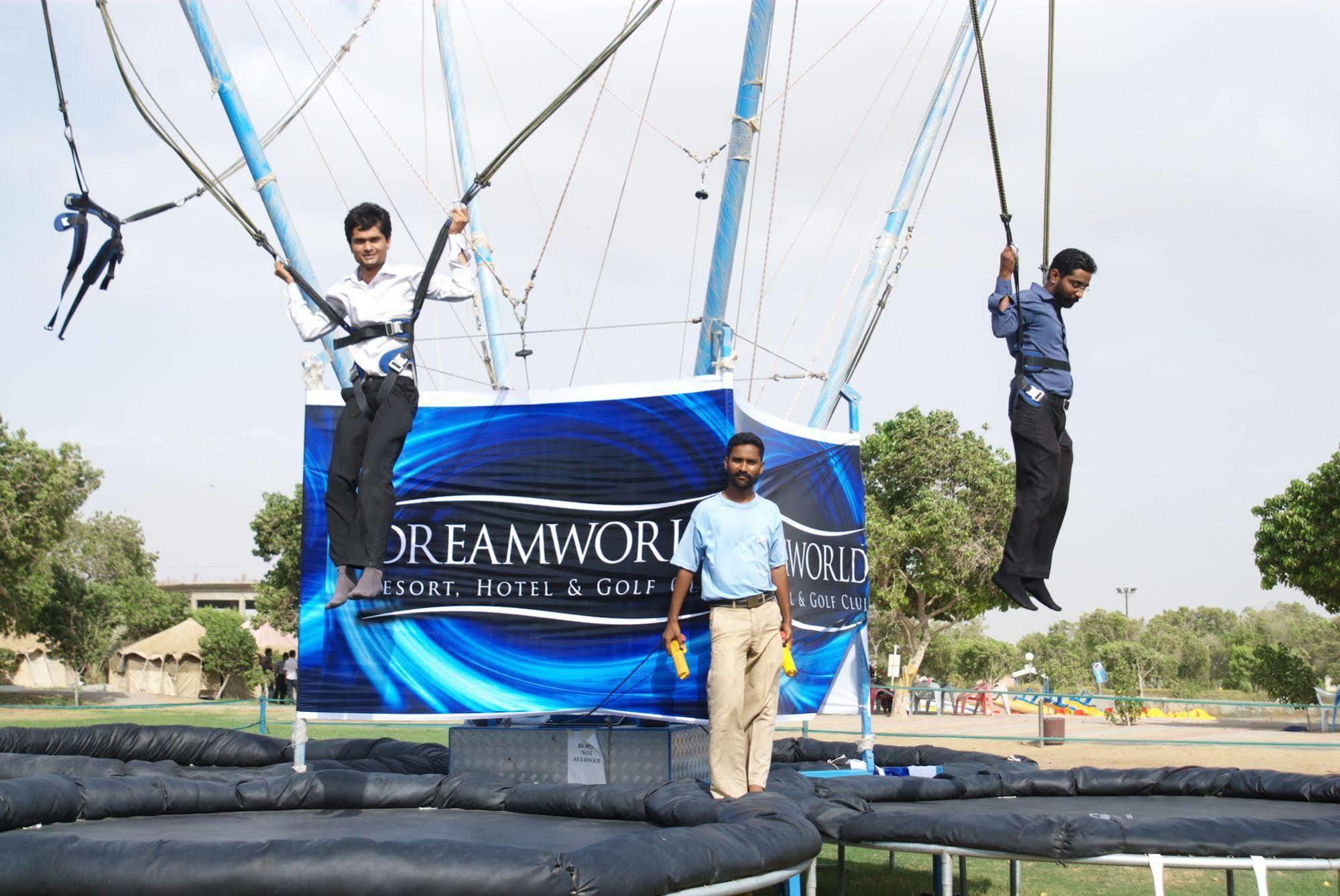 Dreamworld Resort, Hotel & Golf Course Karachi Exterior foto