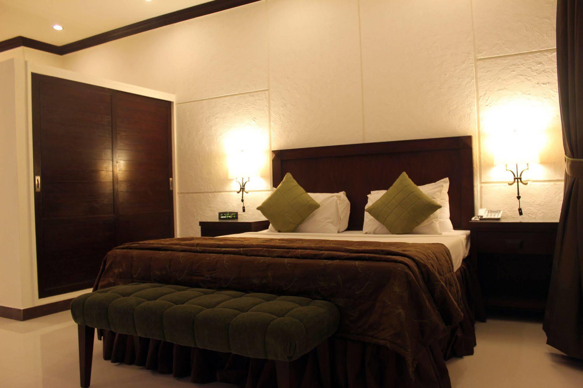 Dreamworld Resort, Hotel & Golf Course Karachi Exterior foto